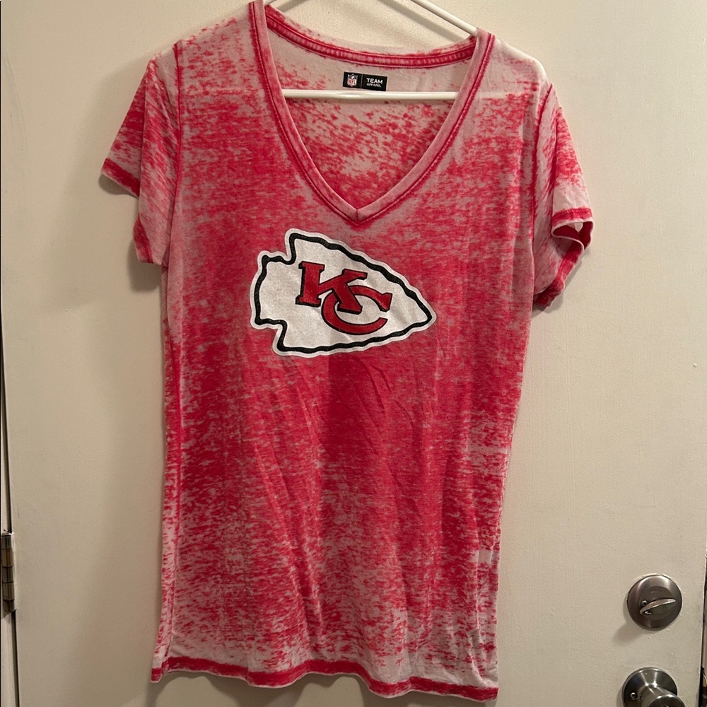 Kansas City Chiefs Red V-Neck T-Shirt, distressed style W L